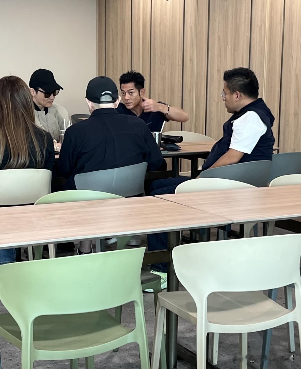 郭富城和张智霖以及袁咏仪现身香港大学，同行的还有沈嘉伟，几个老友在港大医学院的饭