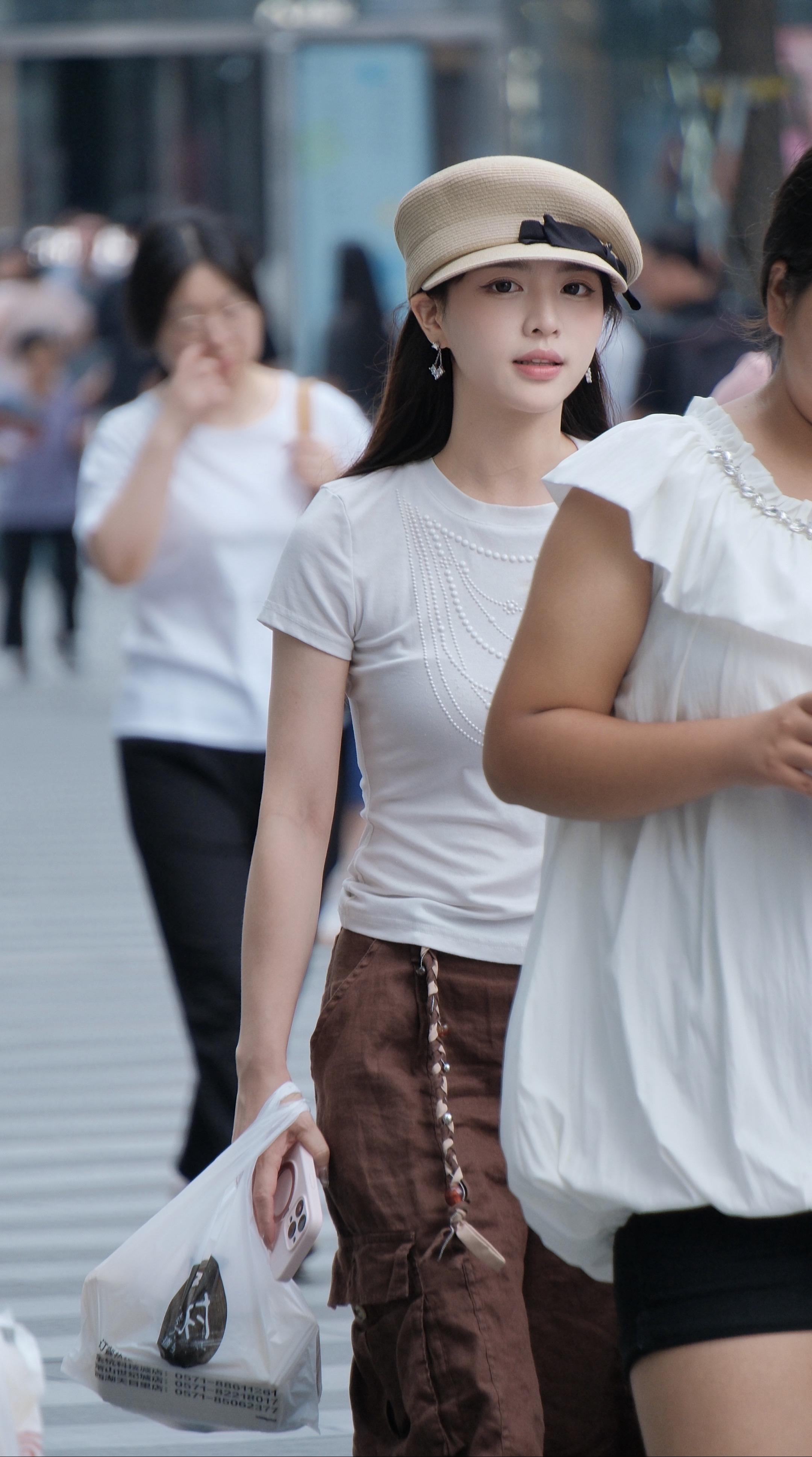 杭州街拍。每个小姐姐都美的自带氛围感！！