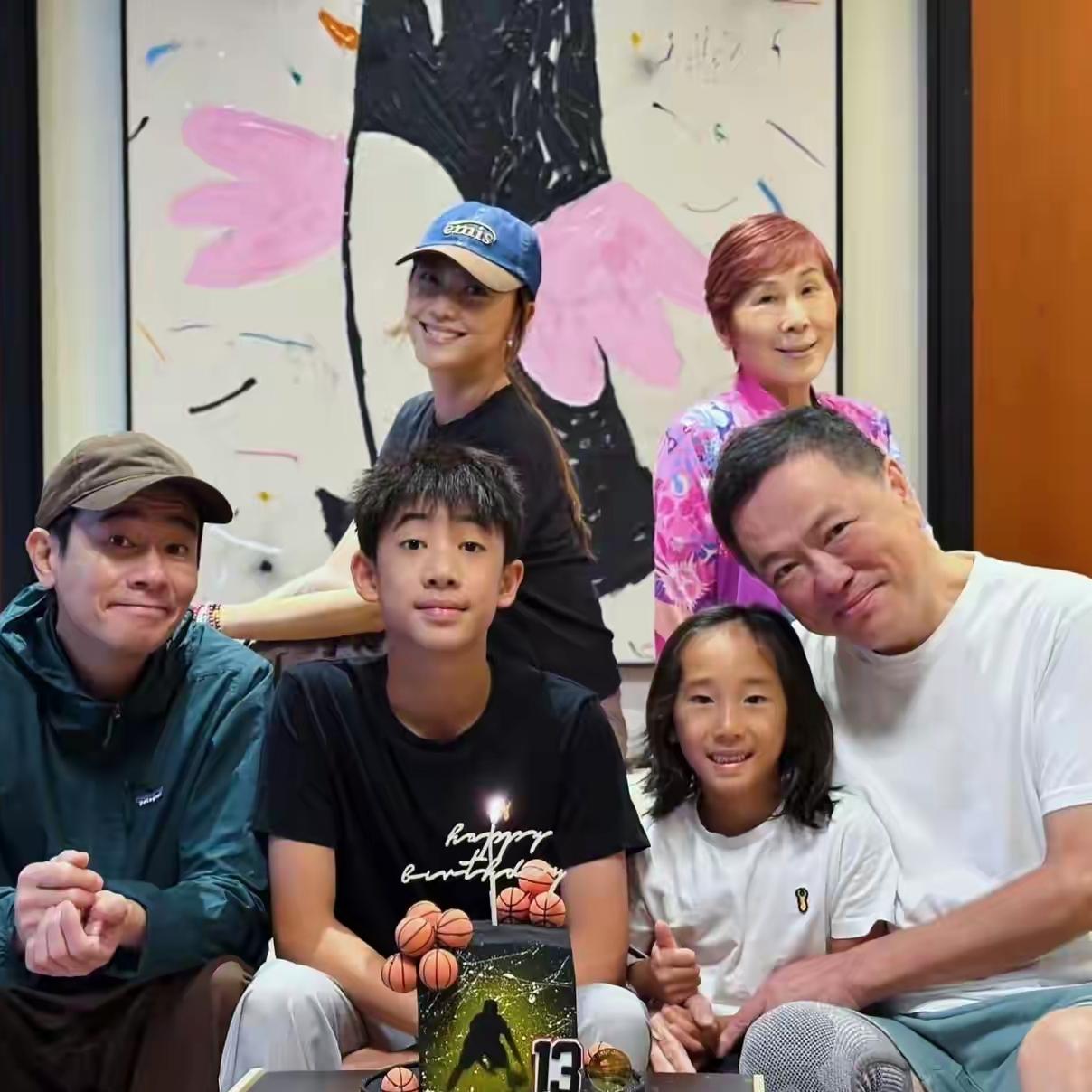 我能接受陈小春老了也能接受Jasper比他还高了但我真的不能接受他俩个儿子