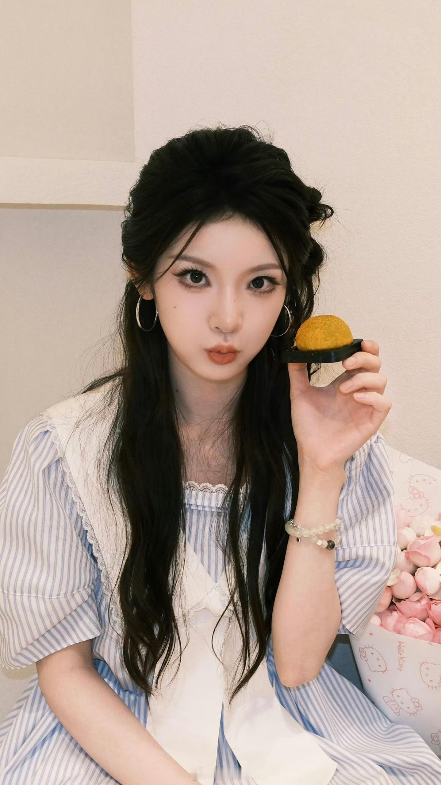 张淼怡的脸得允许女明星尝试不同的风格吧，这样也可以拓宽戏路​​​