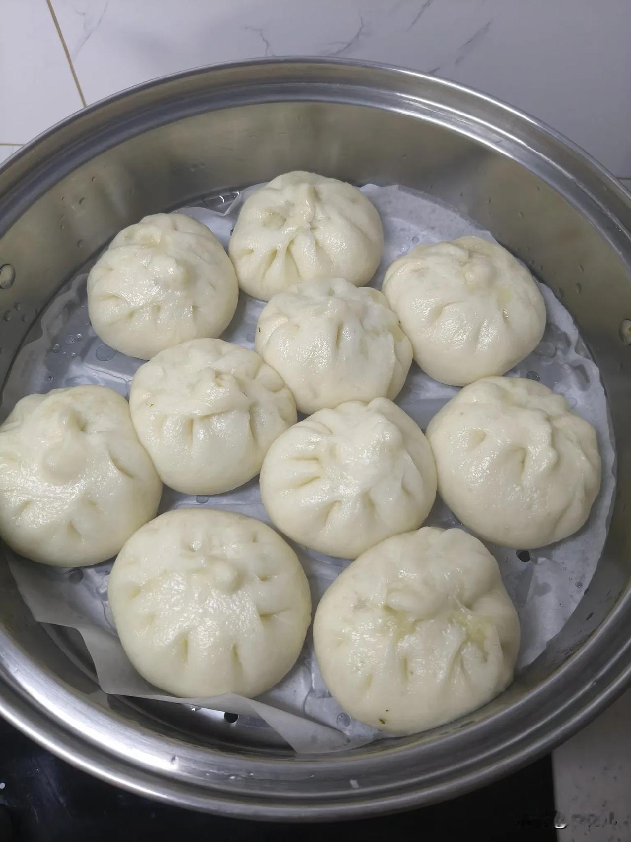 自己动手蒸点包子，刚出锅时，热气腾腾的包子，暄软的很，一口气炫了两个[大
