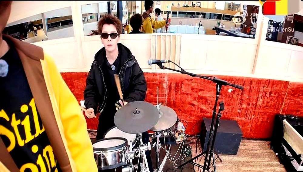 38岁，2000万房子住着，拉链坏的箱子还用曲江顶层380平，物业费一年1