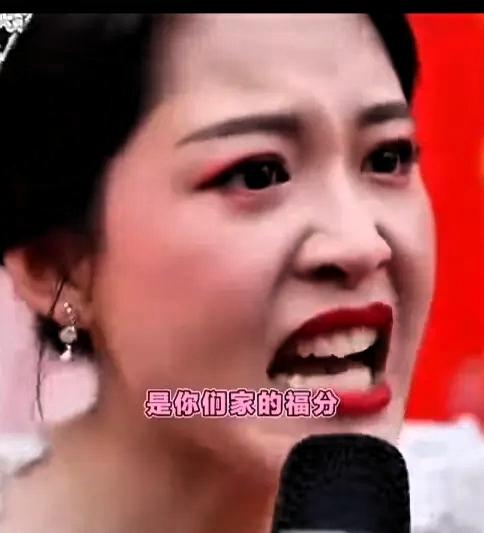 新郎这一脚踢得好！本来结婚是件大喜事，两家人和和气气，以后好好过日子。可这位新