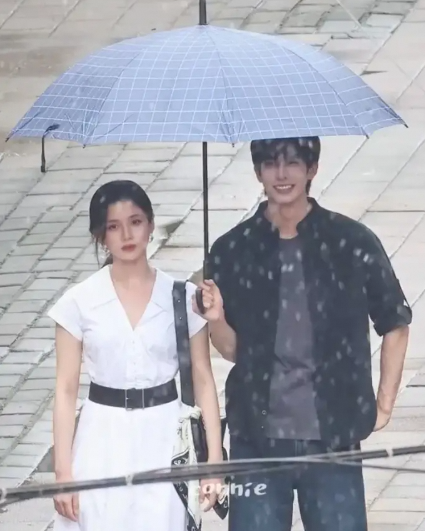 张婧仪宋威龙新剧路透张婧仪白色衬衫裙清纯出镜