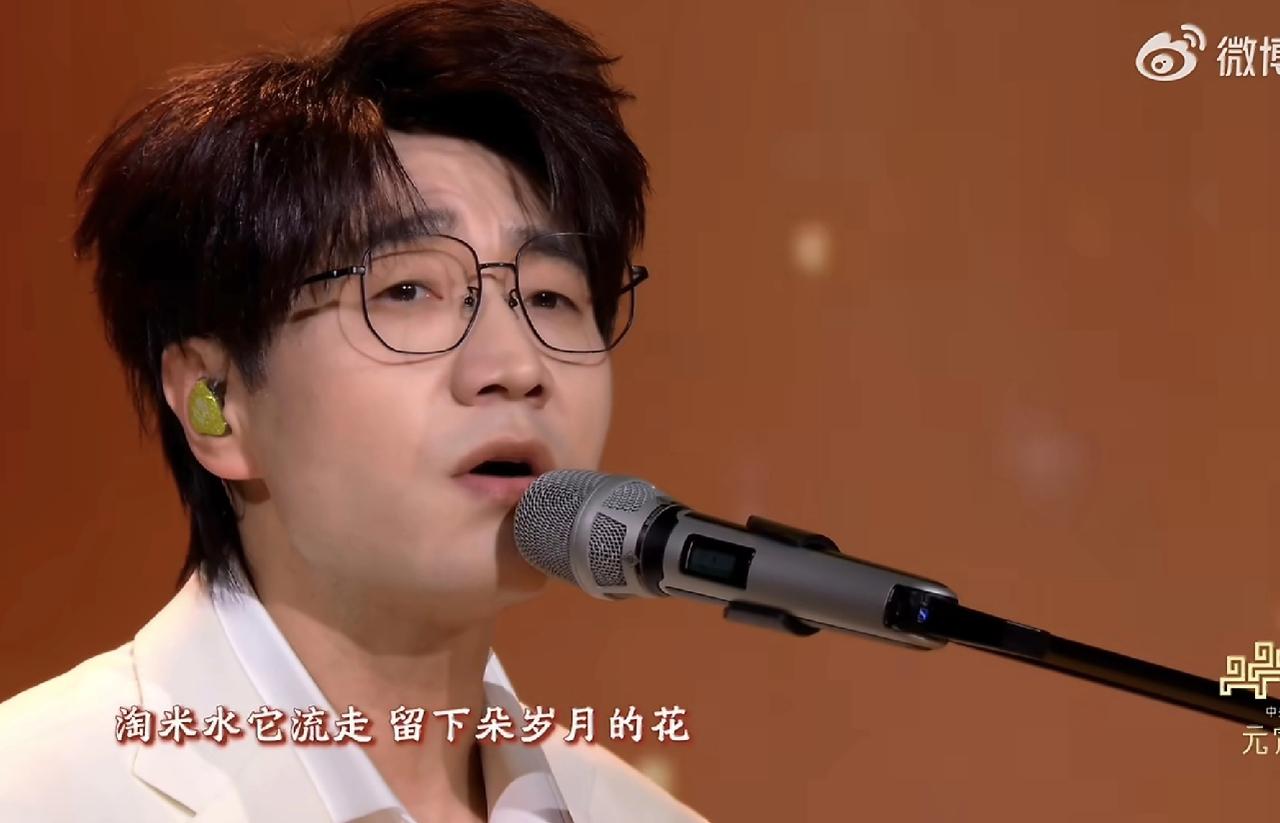 央视元宵晚会再就业兄弟们的三个舞台，三种风格各有所长！王铮亮钢琴独唱，一开口仿