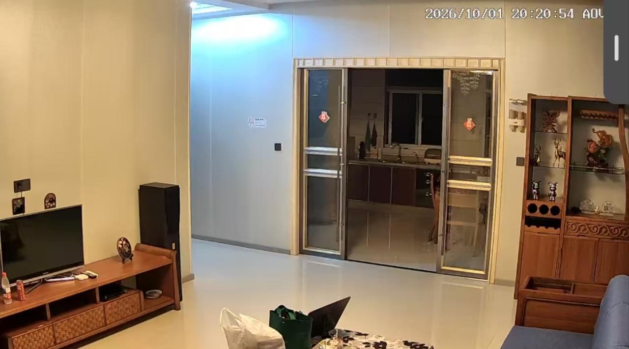 福建平潭，女子游玩时租了间民宿，因为是整间租的，所以并没有顾及，洗完澡后还一丝不