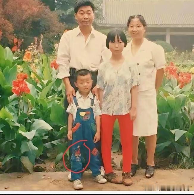 《一张照片背后的心酸》早就刷到了郭威小时候和养母一家的照片，照片里的他约莫六七