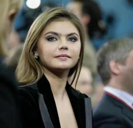 西方情报机构现在连做梦都能笑醒！普京这波高调操作，相当于直接把“舆论核弹”的引爆