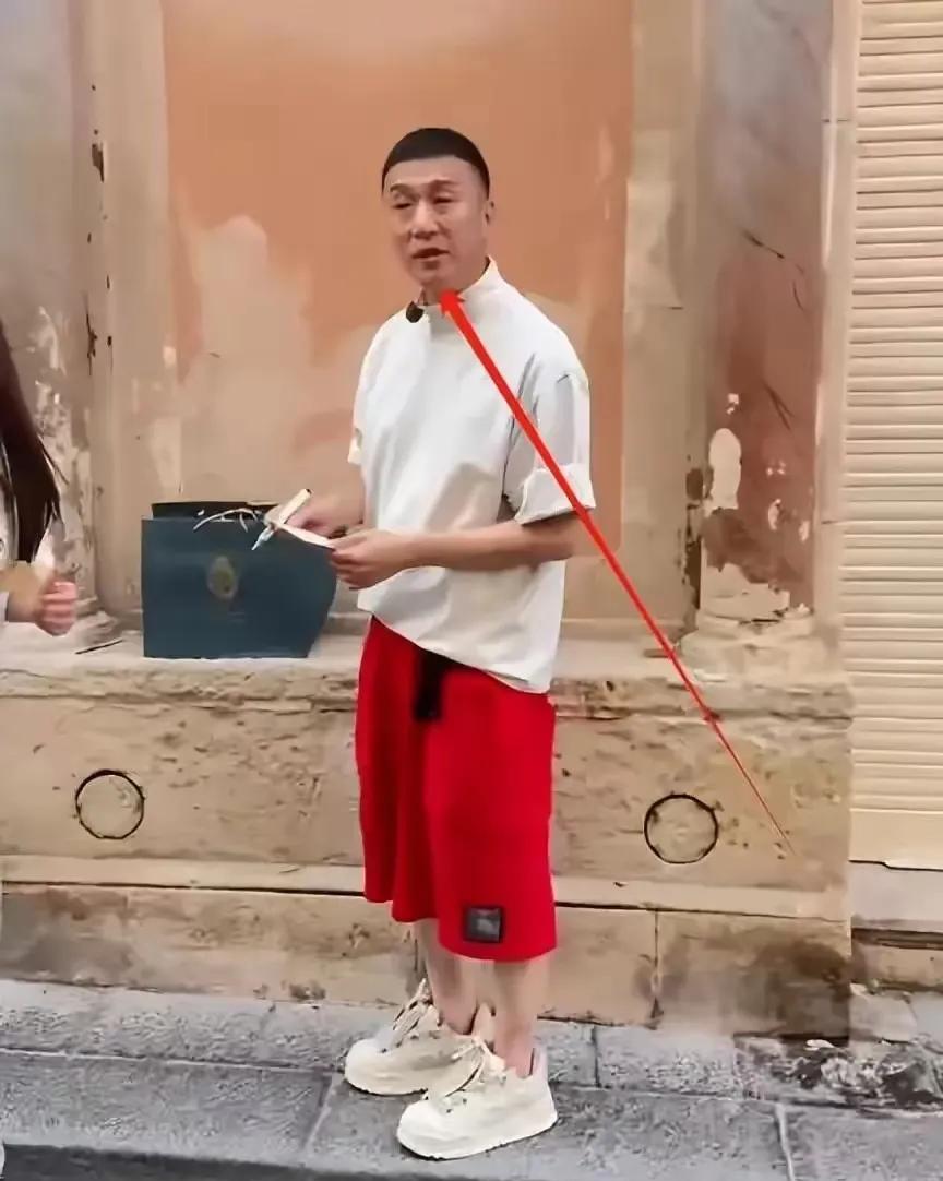 朋友在西班牙偶遇演员孙红雷，朋友告诉我说54岁的孙红雷没想象中的高大帅'气，看着