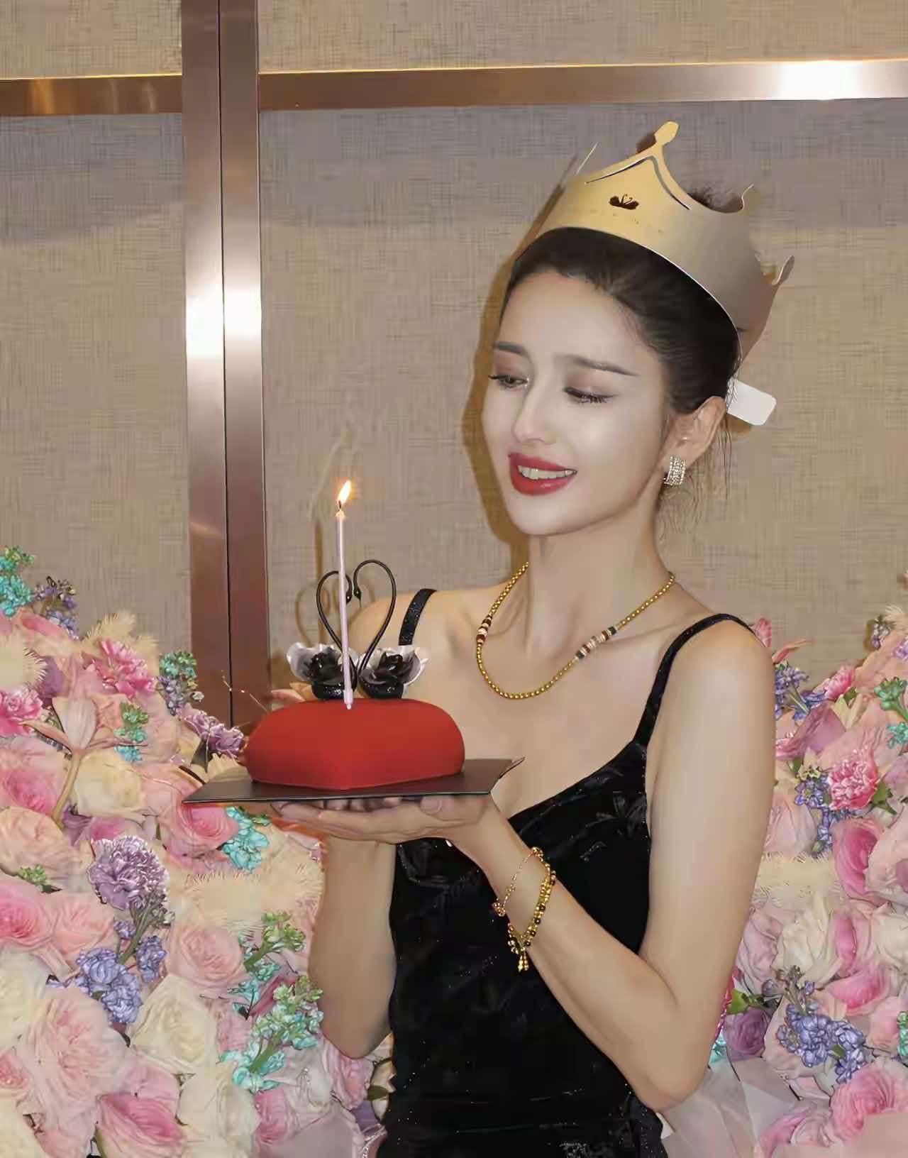 佟丽娅生日的时候，捧在手上的这个生日蛋糕看起来非常精美，玲珑精致。虽然看着不大，
