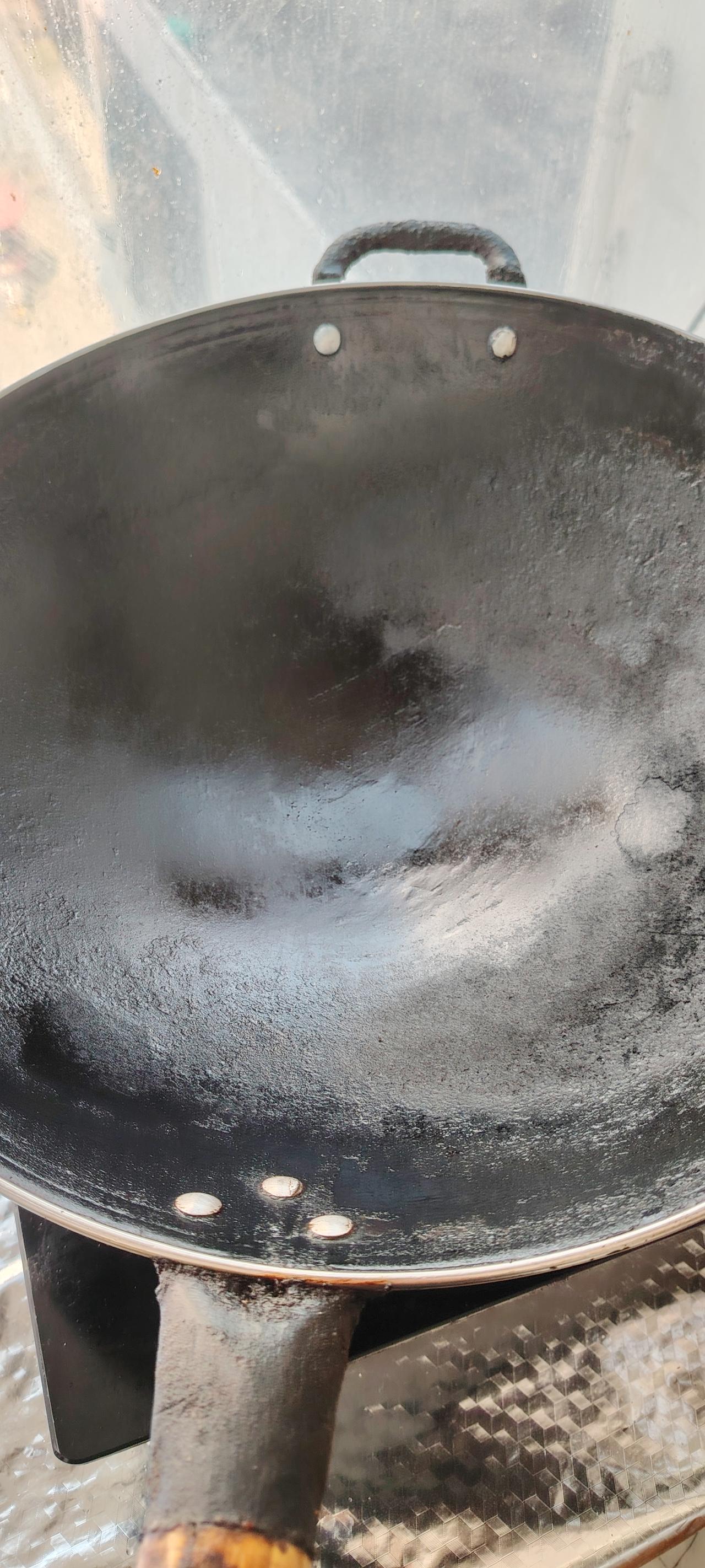 我又不孝顺了。我家有一口铁锅，不知道用了多少年，反正炒的现饭象撒了一把灰，炒的白