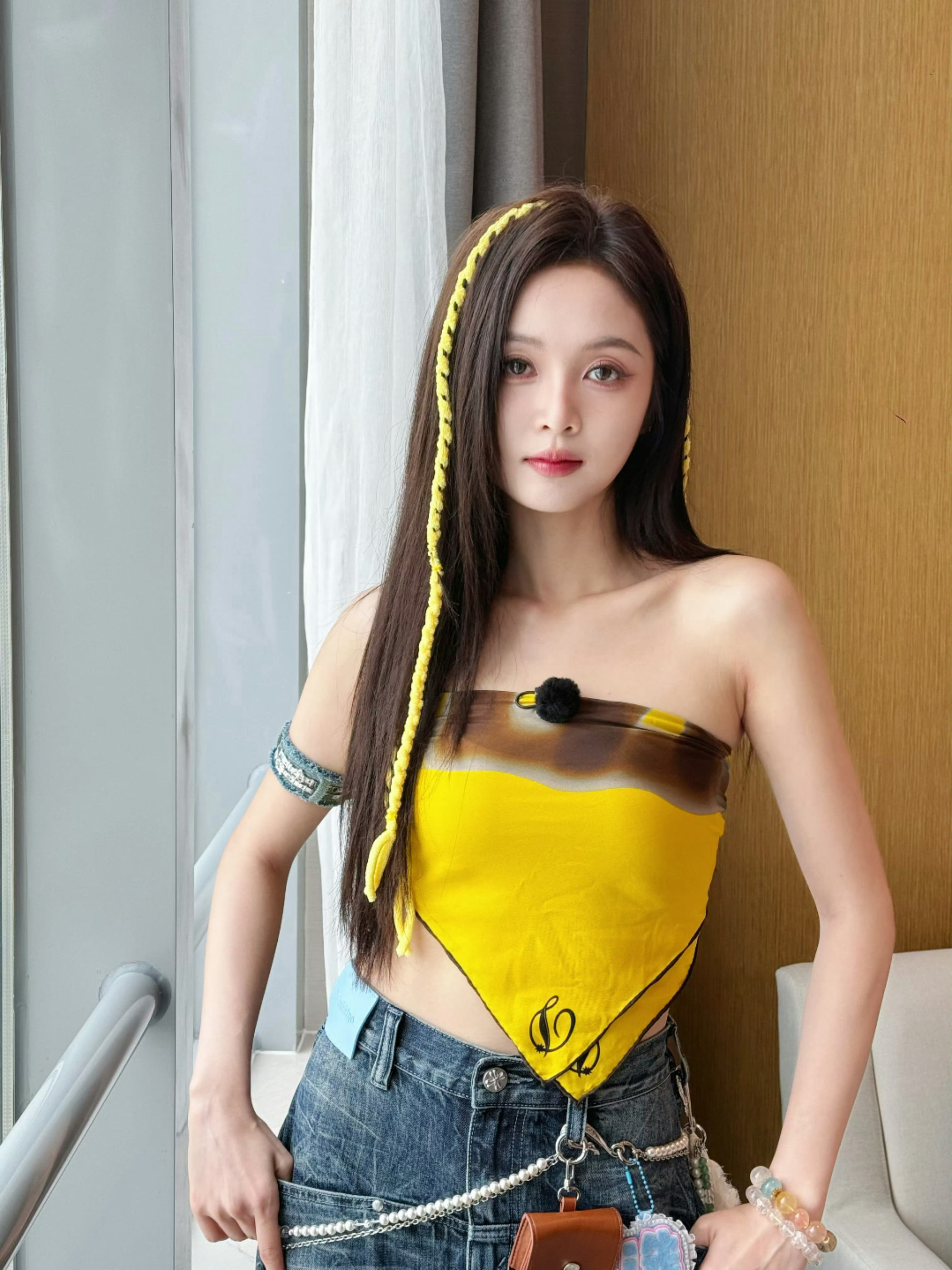 吴宣仪丝巾上衣好漂亮，姐姐的穿搭好潮[爱心]不愧是行走的衣架子！又可以看吴宣仪的