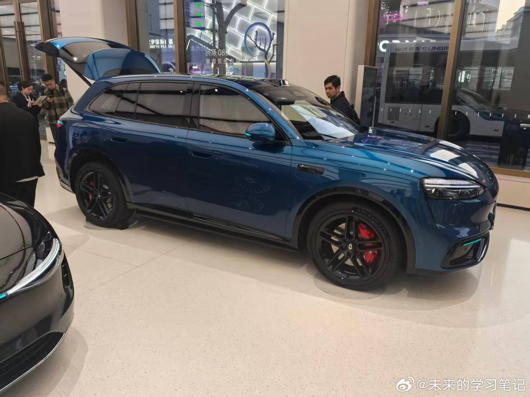 问界m6的展车到店更早，很多准车主都已经看过车了。出乎预料的是，M6的车主明显更