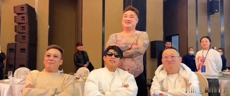 “源佑手”齐聚再造经典画面。老牌网红“八面佛”靠纹龙画虎的