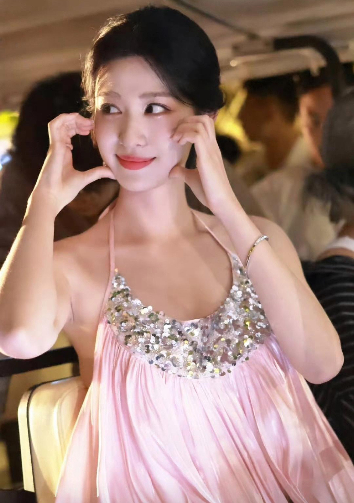 真美女无惧顶光​​​