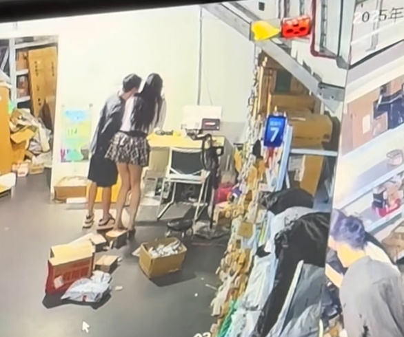 美女说她东西在这掉了，最后也没有找到