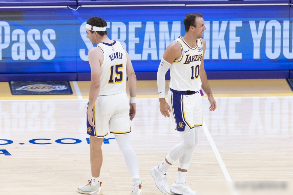 湖人最狠的一招，就是让你拼命打出身价，然后把你送走。八村塁底角三分...