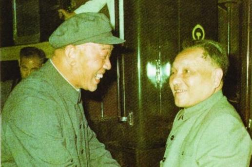 1992年1月22日下午，南方视察来到深圳的邓小平，在迎宾馆桂园会见党