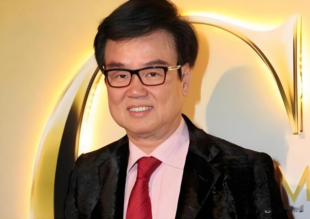 网上有句热评特扎心：“这才叫炒股，你们那都是赌博。”看完黄百鸣的案例，我沉默