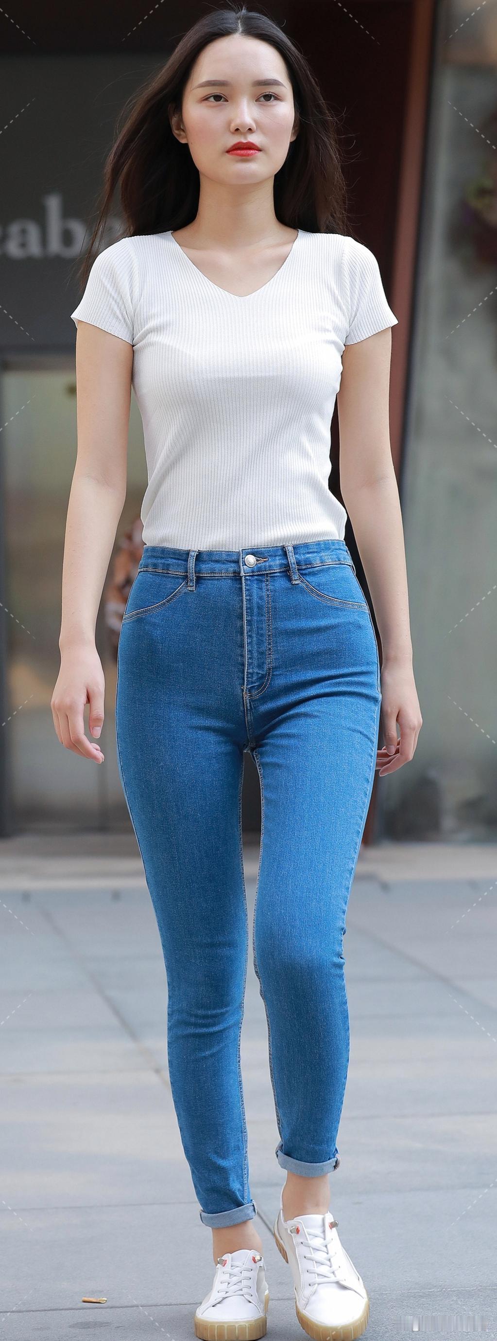 白色莱卡棉V领T恤配深蓝小脚牛仔裤舒适且高级V领巧妙修饰锁骨高腰牛仔裤优