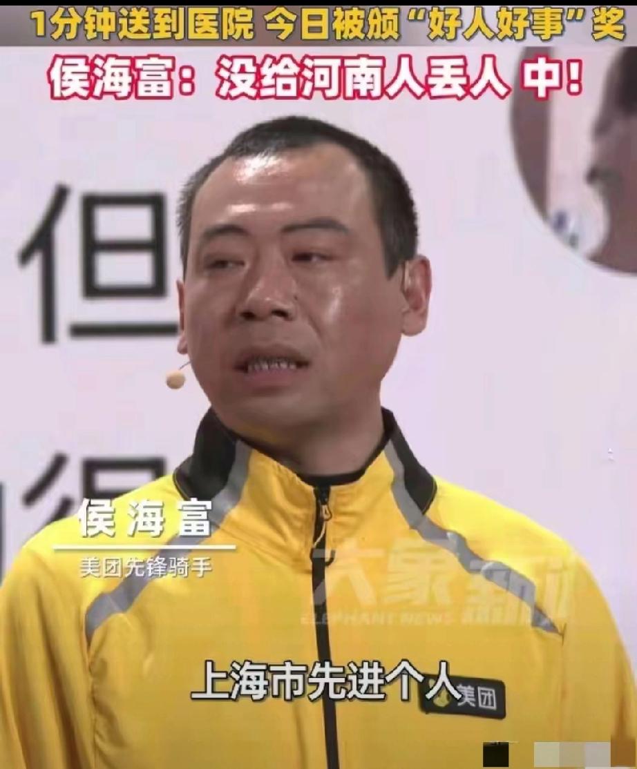 太惊险了！外卖小哥在送餐时，突然发现路边一个女人，瘫在地上抱着脸已发黑的孩子嚎啕