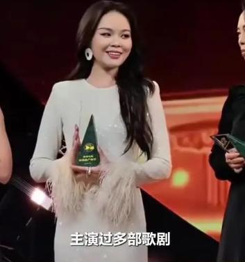 37岁女高音歌唱家龚爽追悼会正式结束！老公的花圈让人泪目，各大剧院、协会的花