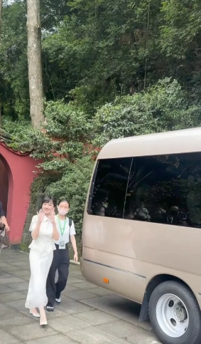 在青城山看到赵雅芝知道她头发是染黑，有化妆，但走路，上车动作一点不像71岁了