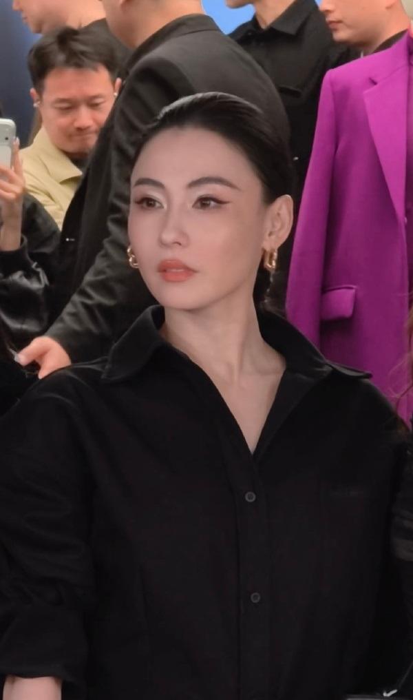 今天张柏芝在出席时尚活动的时候穿了一件黑色的裙子，看起来很酷，而且显年轻。她