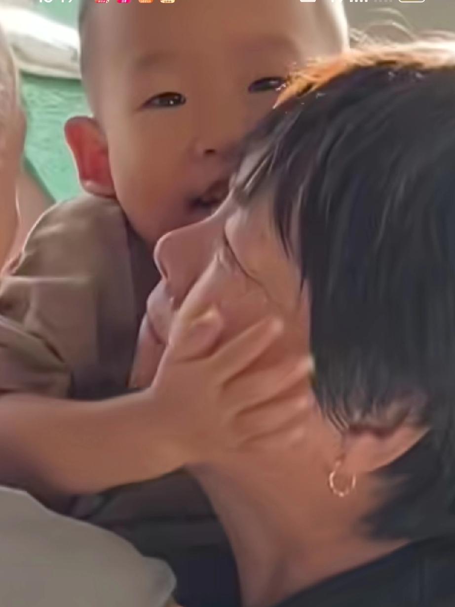 妈妈和爸爸离婚四个多月带孩子外出，奶奶爷爷为了见孙子坐了6个小时高铁赶来见孙子，