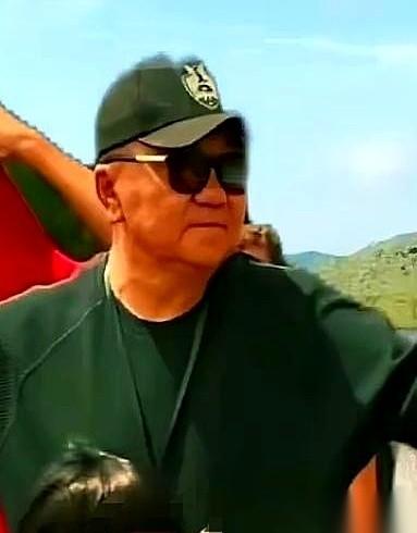 “足球小将”的董路，最近对着整个圈子，扔出了一颗“炸弹”。他公开喊话，谁想借他