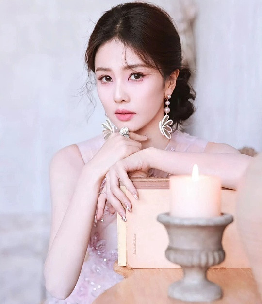 白鹿春日玉兰粉裙白鹿这身春日玉兰粉裙真的太绝了！浅粉柔纱自带柔光滤镜，和玉兰花的