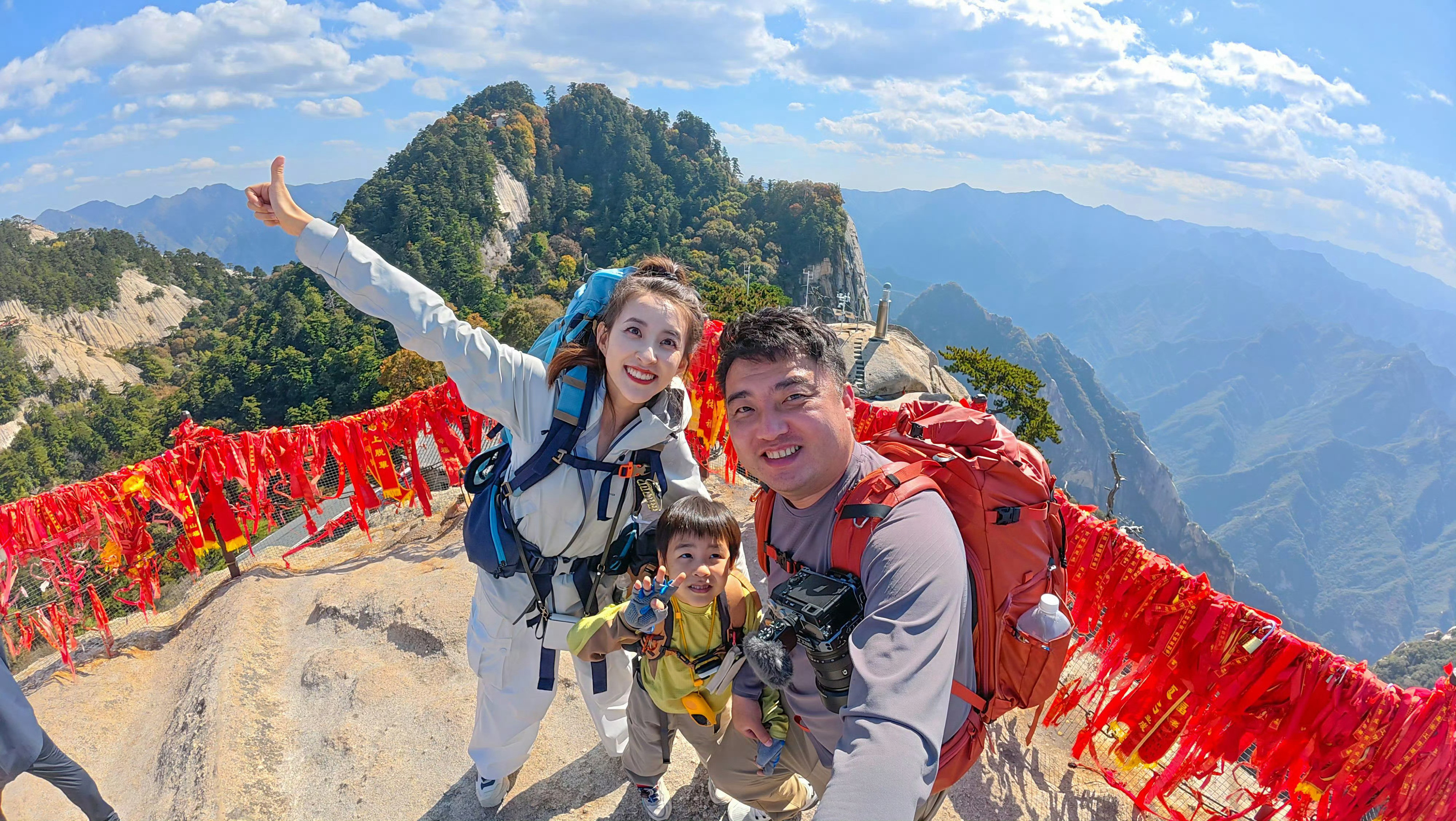 亲子徒步背包里都装啥？带张小苗徒步路上和微博上经常有人好奇，我们仨人有必要背那么