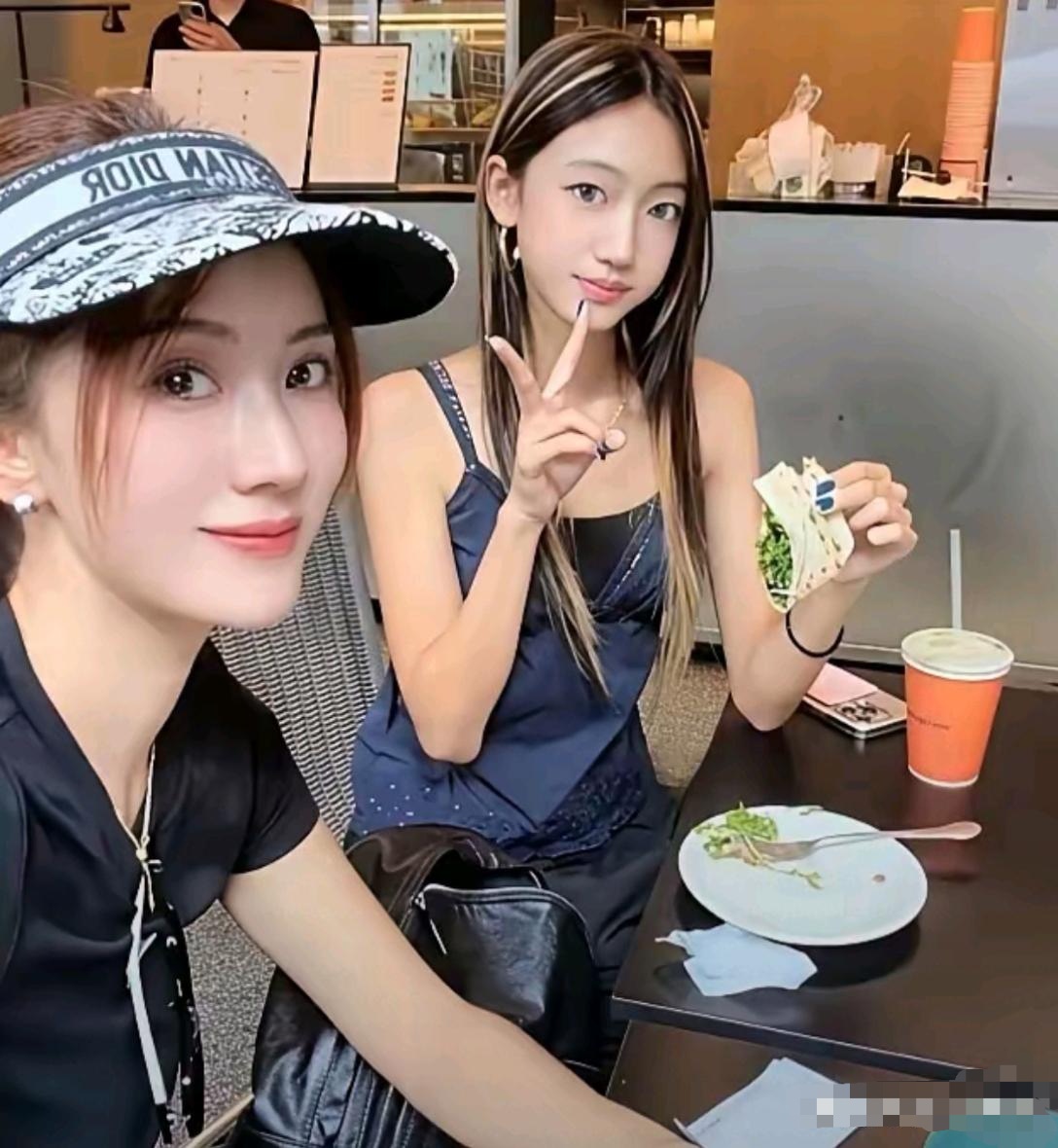 李念的女儿比妈妈还漂亮。
