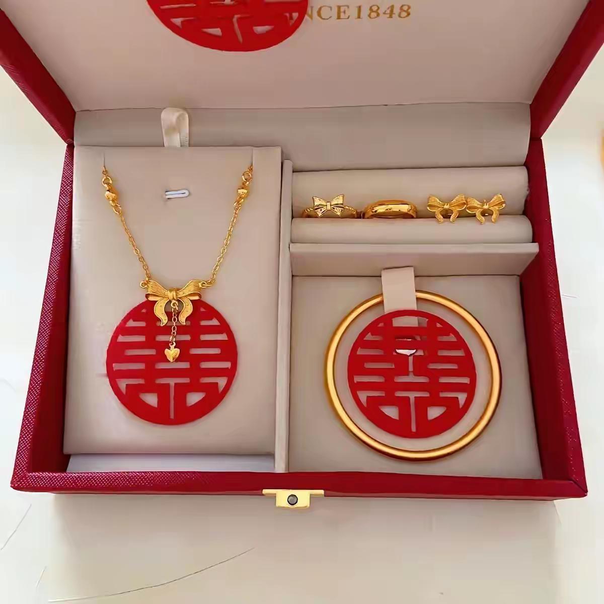 这就是所谓的三金。我的观念是，婚姻是成年男女的合作，不是嫁娶。彩礼首饰嫁妆多