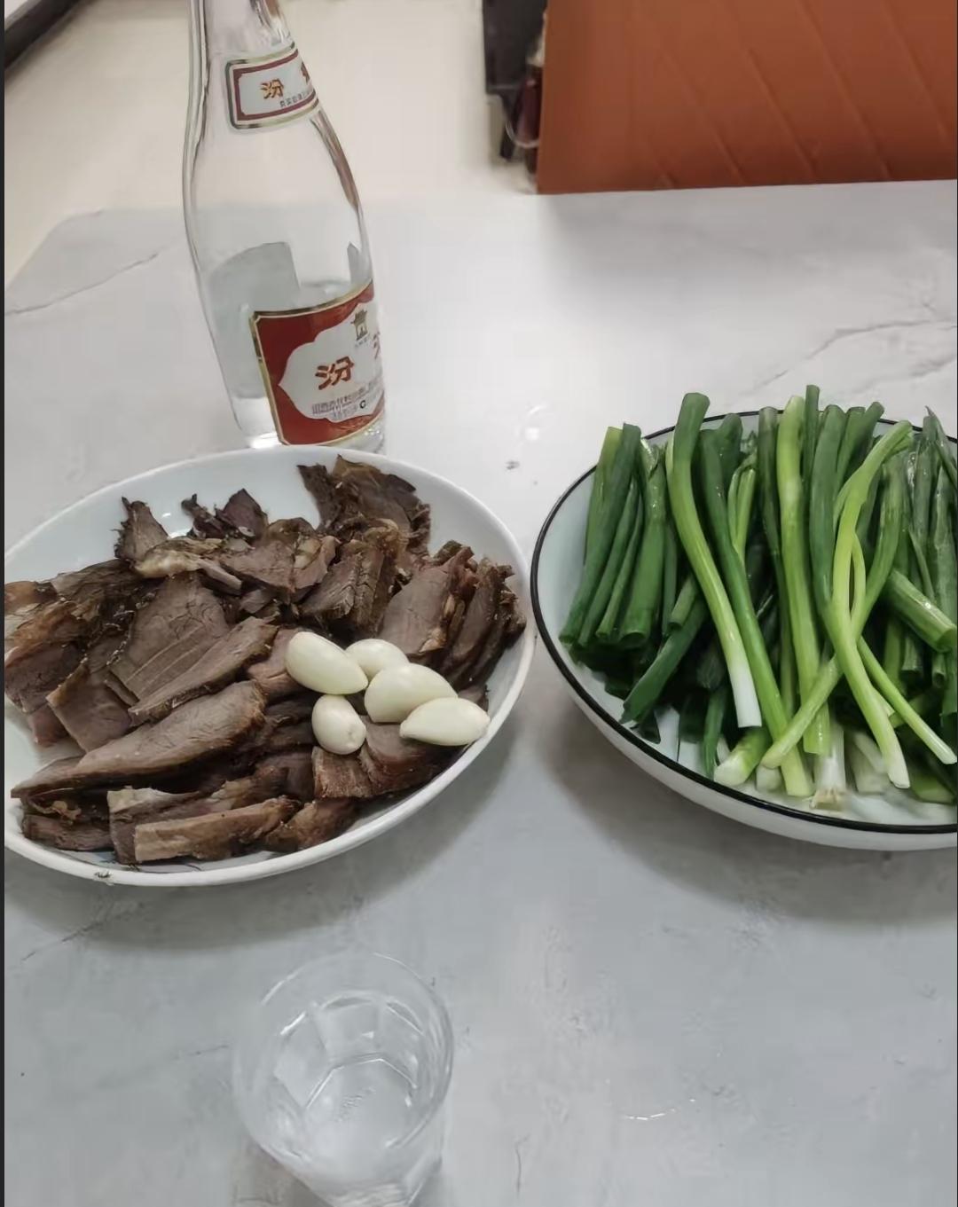 老公说下班想喝点酒,让我去熟食店买猪头肉。他最近总加班,我想猪头肉油腻,不如自己