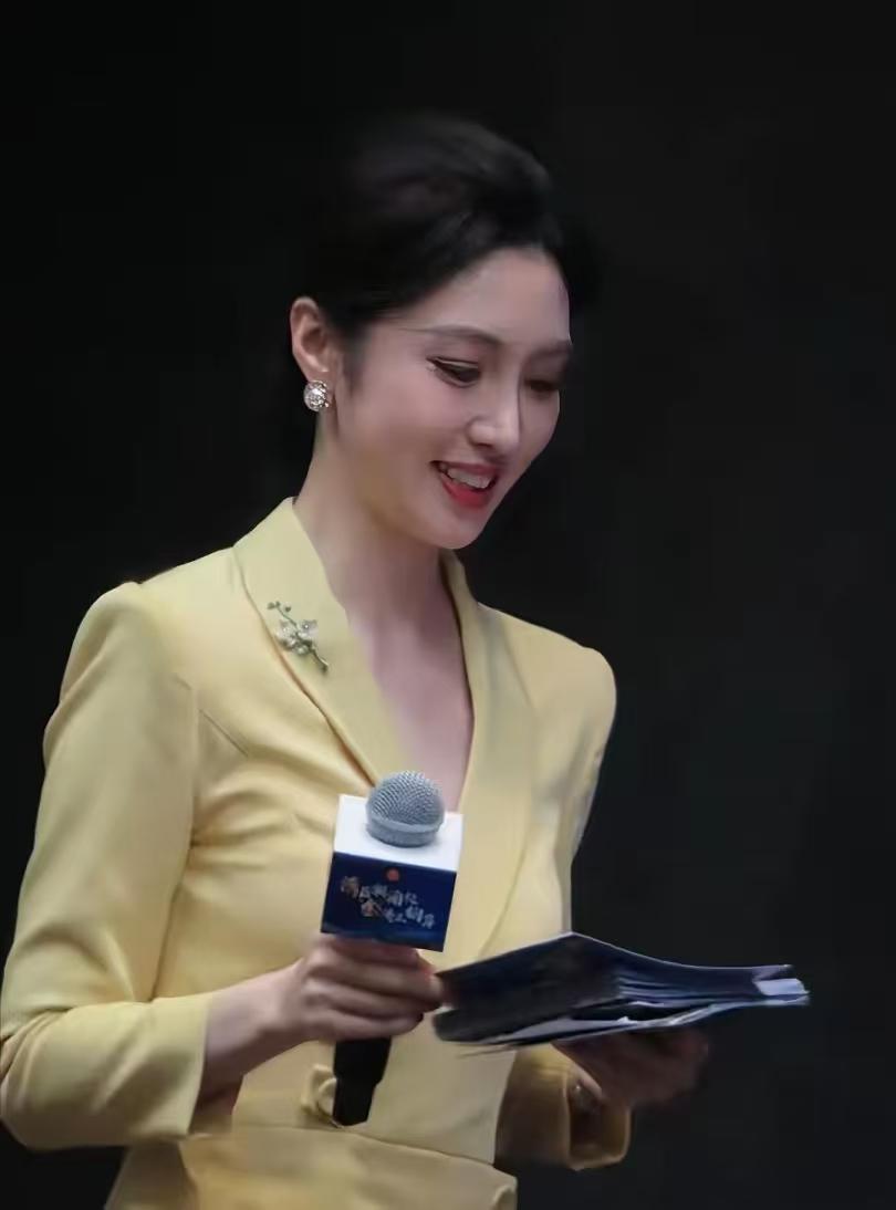 最近网上很多人都在吹嘘这位美女，称赞她颜值堪比周涛，才华不输董卿，情商也挺高，等