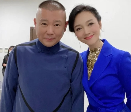 一次节目中，主持人周群说：“认识郭德纲这么多年，他从来没请我吃过饭，也没送过我礼