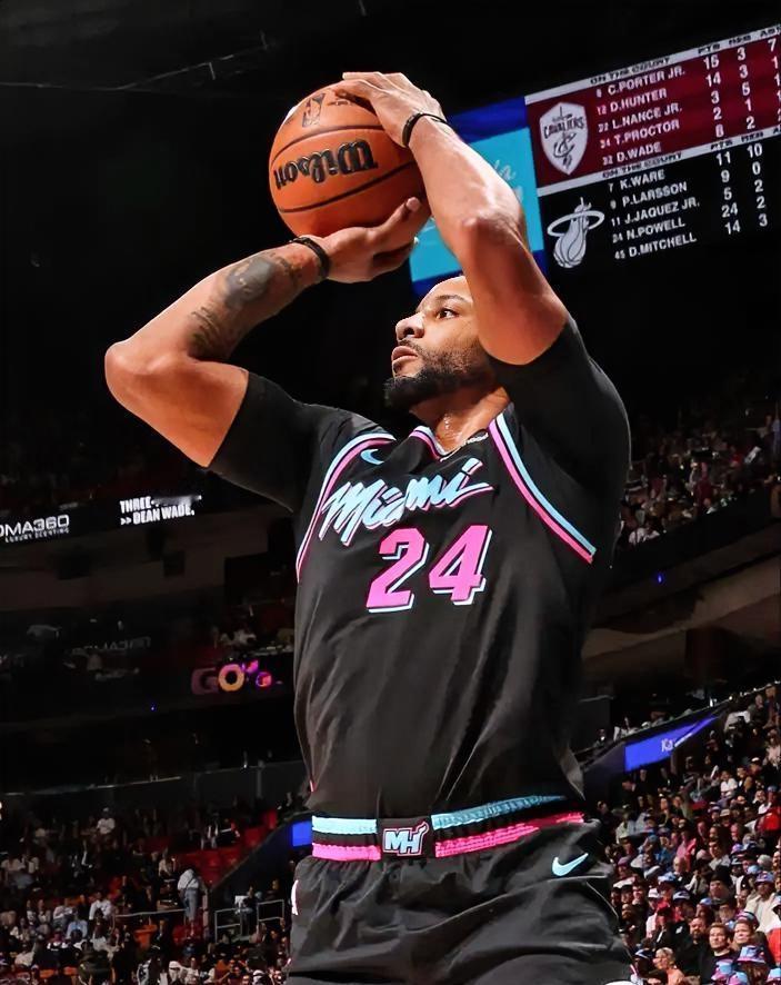 热火老大鲍威尔真是太可怜了！今天热火在客场加时赛以126：127被黄蜂绝杀，热火