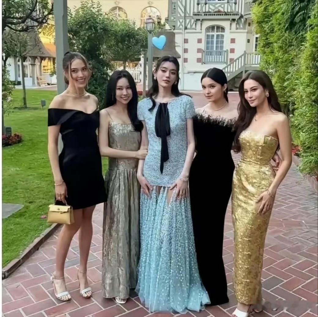 何猷君奚梦瑶法国补办婚礼，这张合影就是“名利场”的写照！左一谷爱凌，奥运冠军