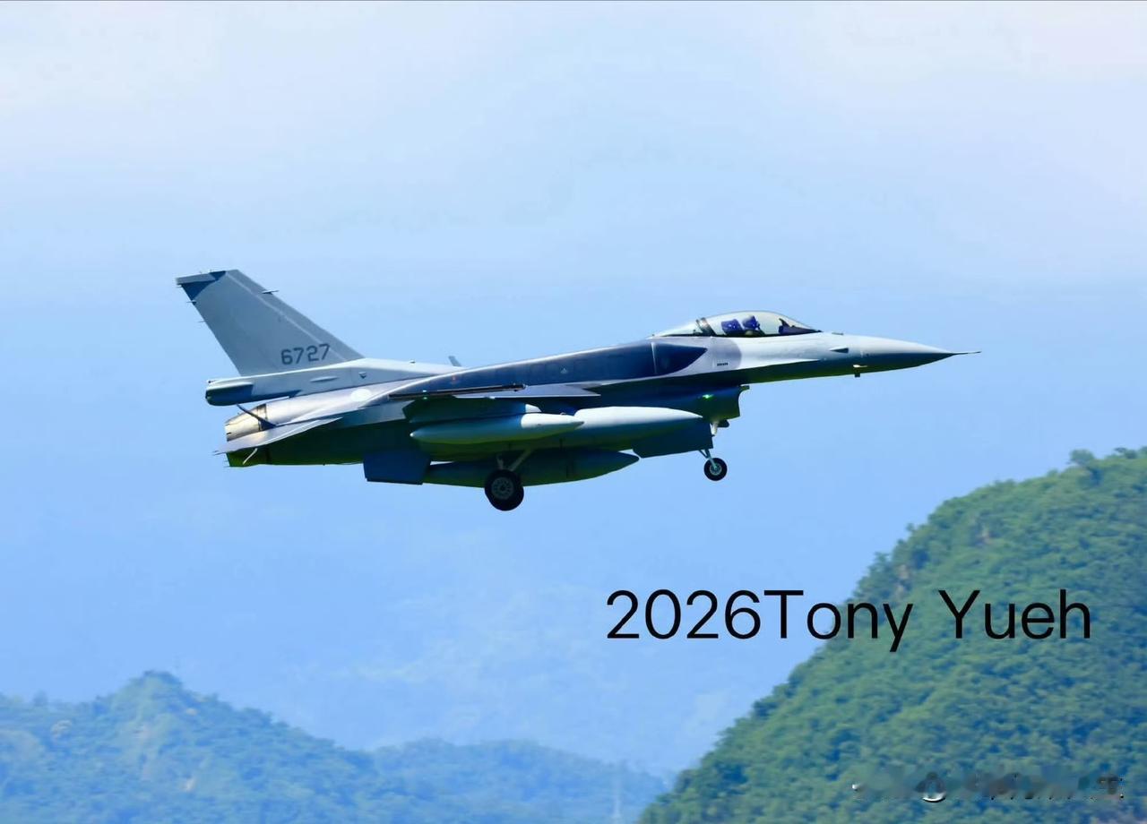 太气人了！首批老美交付的2架F-16Block70战斗机，今天上午降落台东志