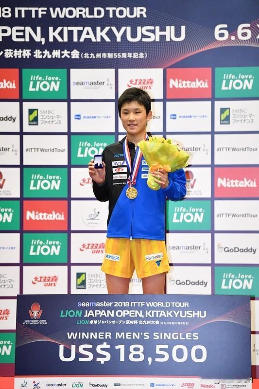 晚上看男单决赛，惊见小莫与张本对阵，吓了一跳，以为下午的半决赛大头输给了小莫，再