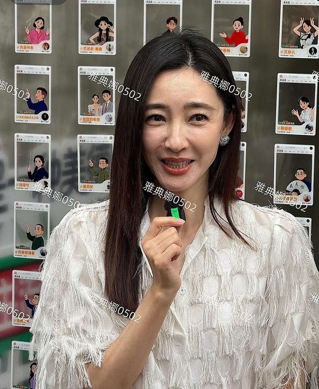 被称为“素颜女神”的王丽坤本人一点儿不年轻，无论皮肤颜值和气质怎么看都不像85后