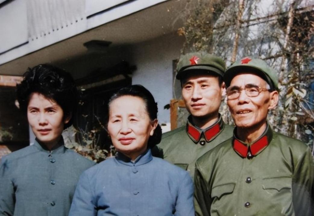 1987年韦杰病逝，妻子主动将他名下豪车交还成都军区，军区很为难的回答道：这个档