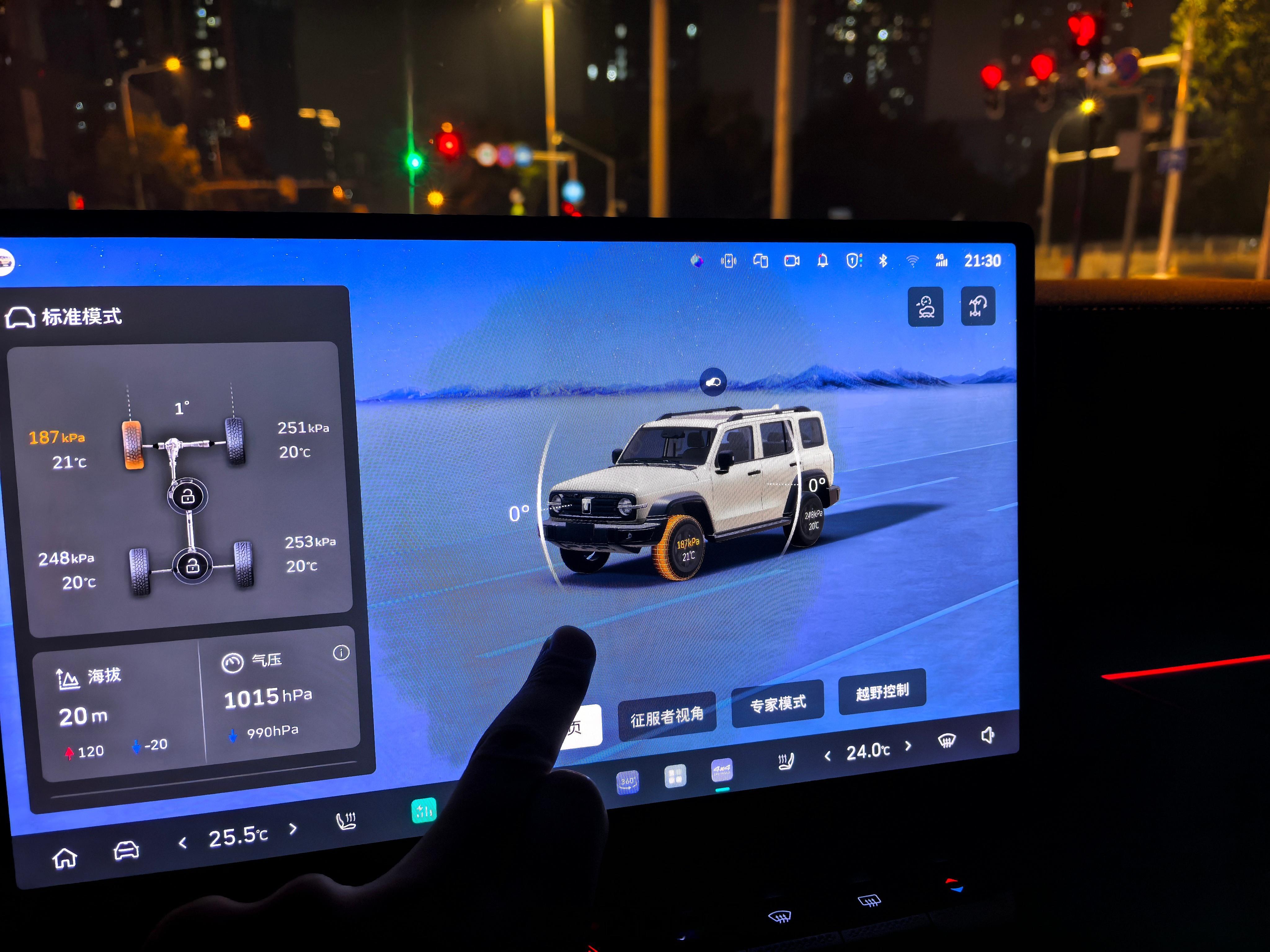 冬天经常漏气，冲！坦克300这胎压低的报警可以，轮胎变黄色！坦克300