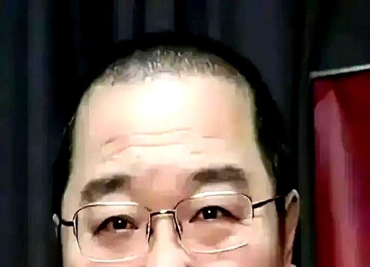 直播镜头里，英达喃喃了句“爸爸老了，来看看吧”。屏幕那头，巴图沉默了整整三分钟