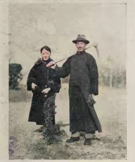 1929年3月12日，蒋介石与宋美龄在南京中山陵前植树留下的影像。这一天既是孙中