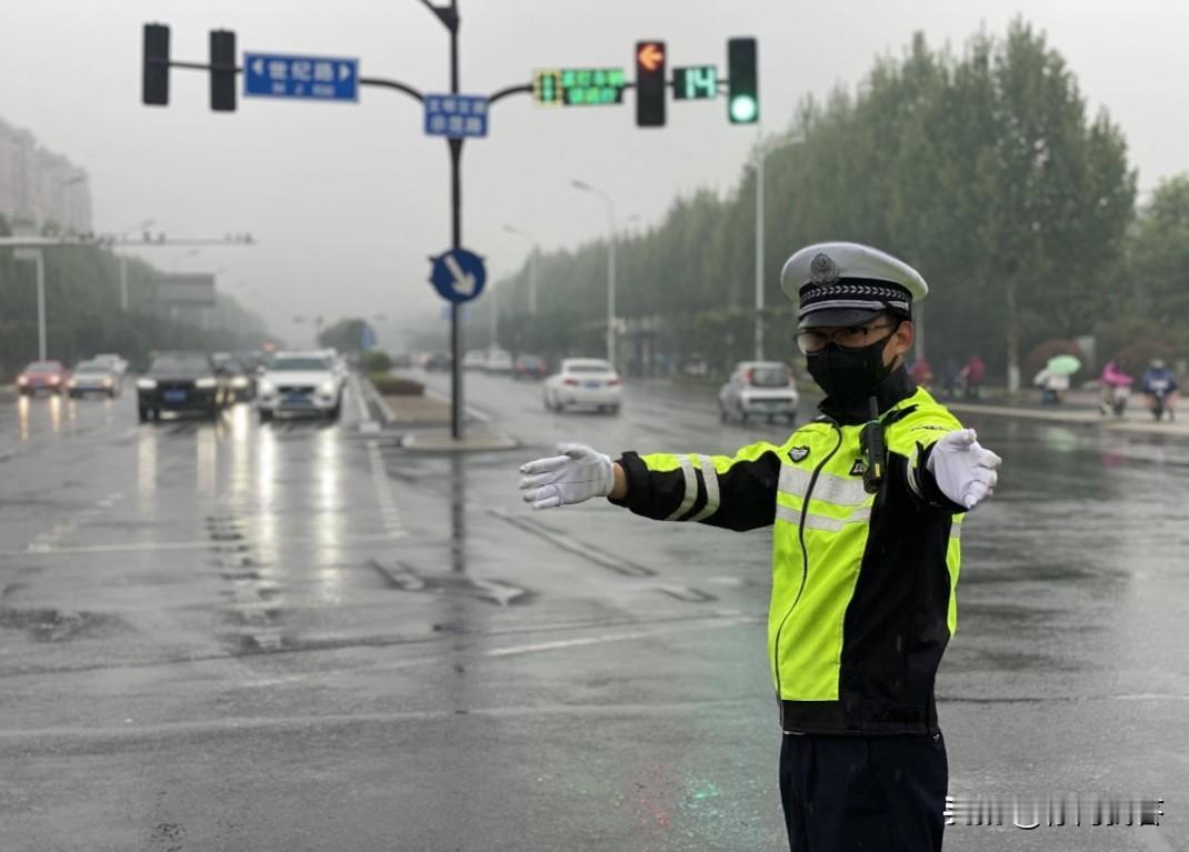 请问：交警能管社会治安吗？答案：能，交警作为人民警察的一部分是可以管理社会治