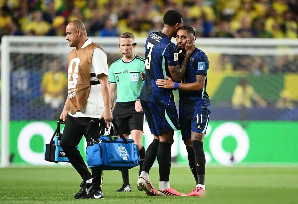一个在世界杯上踢球的巴西人，拉菲尼亚，受了点轻伤。休养15天，不耽误后面比赛。