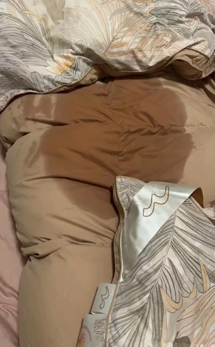 “胆大包天！”浙江杭州，一女子凌晨独自在出租屋睡觉时，突然摸到床上有一滩黏糊糊的