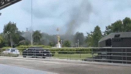 柬埔寨火力太猛了，打得一屋子泰国士兵都不敢抬头反击，只能满地爬！柬埔寨机枪手都是